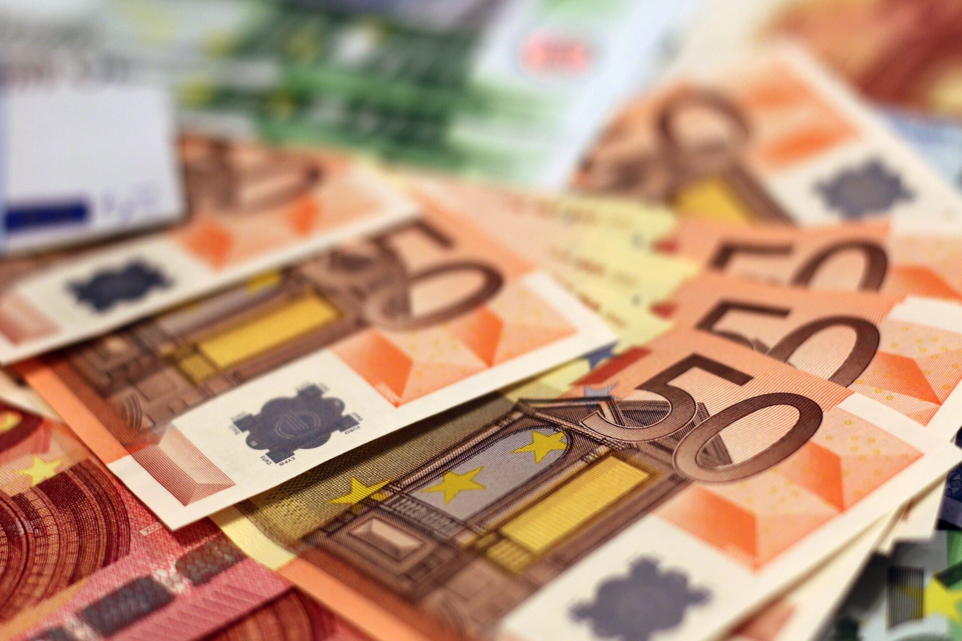 Kursy walut w kantorach Poznaniu – co zrobić, aby wymiana była opłacalna